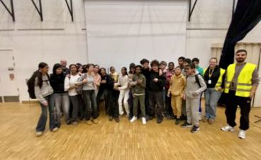 en gruppe mennesker som poserer for et bilde