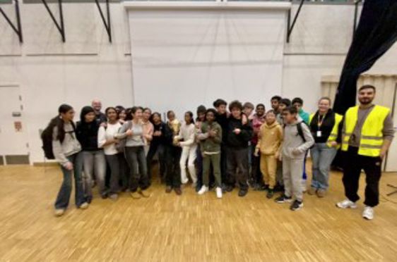 en gruppe mennesker som poserer for et bilde