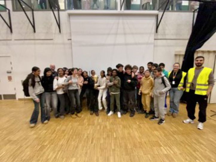 en gruppe mennesker som poserer for et bilde