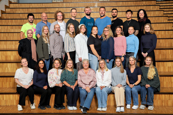 en gruppe mennesker som poserer for et bilde