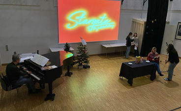 en gruppe mennesker i et rom