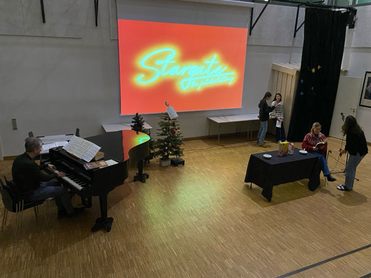 en gruppe mennesker i et rom