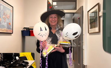 en person som holder et par ballonger