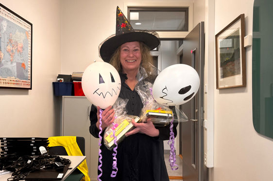 en person som holder et par ballonger