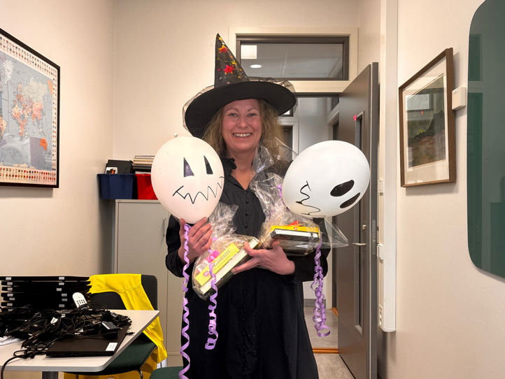 en person som holder et par ballonger