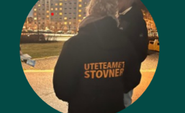 en person med svart skjorte