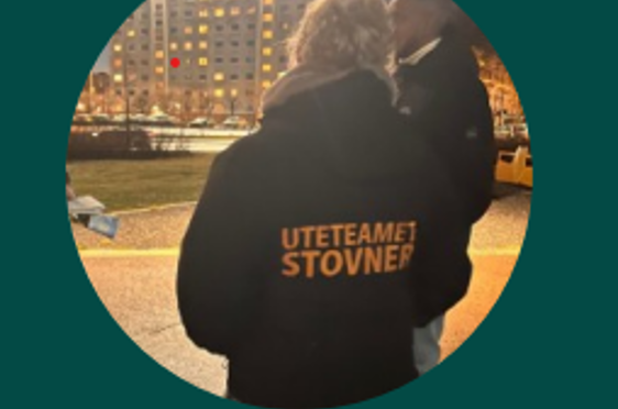 en person med svart skjorte