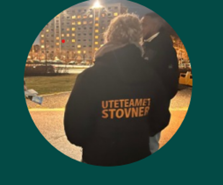 en person med svart skjorte