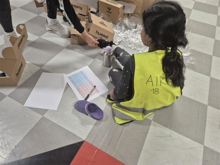 et barn som sitter på gulvet