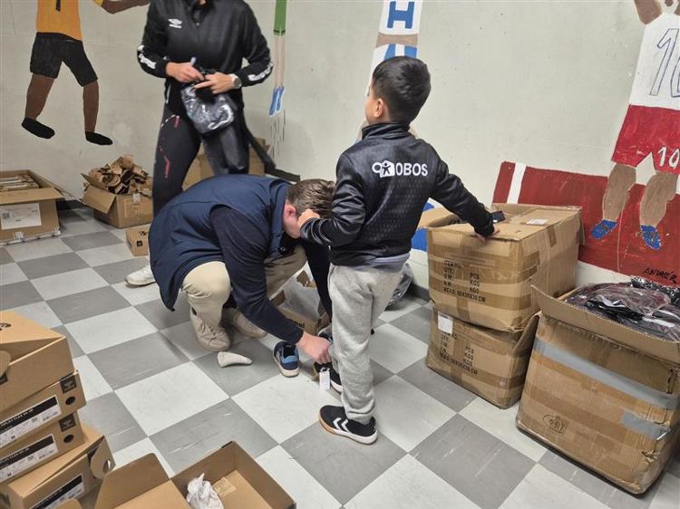 en gruppe menn i et rom med bokser