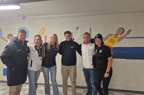 F.v: Rasmus Aarflot (sponsorsjef I OBOS) Anne Hiorth (medieansvarlig, OBOS) Rachel Hosar (digital redaktør, OBOS Adrian Birk Israelsson (sponsorkoordinator) Erlend Wessel Carlsen (kommunikasjonsrådgiver, OBOS) Mariann Staxrud Utstumo (Daglig leder, Stovner Sportsklubb)