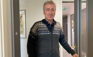 En person i svart jakke