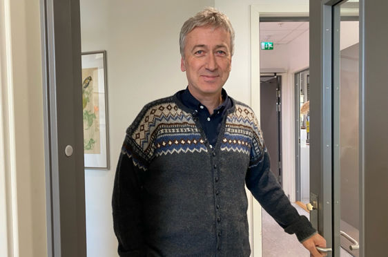 En person i svart jakke