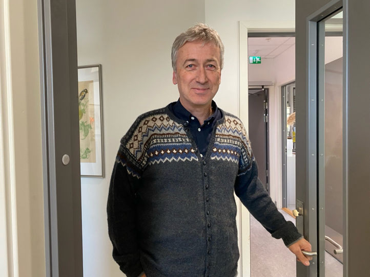 En person i svart jakke