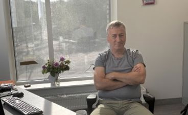 en person som sitter ved et bord