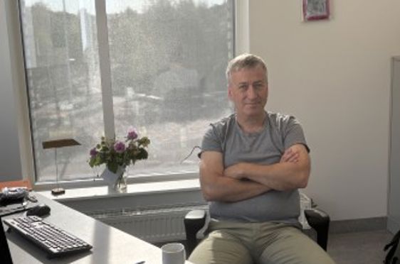 en person som sitter ved et bord