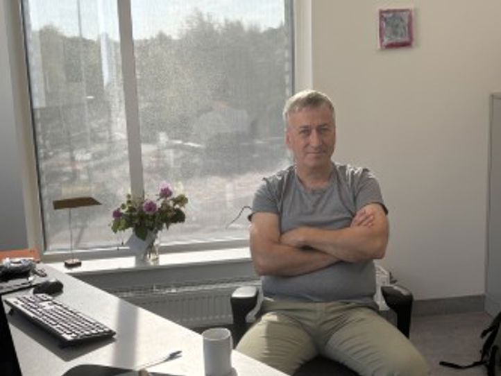 en person som sitter ved et bord