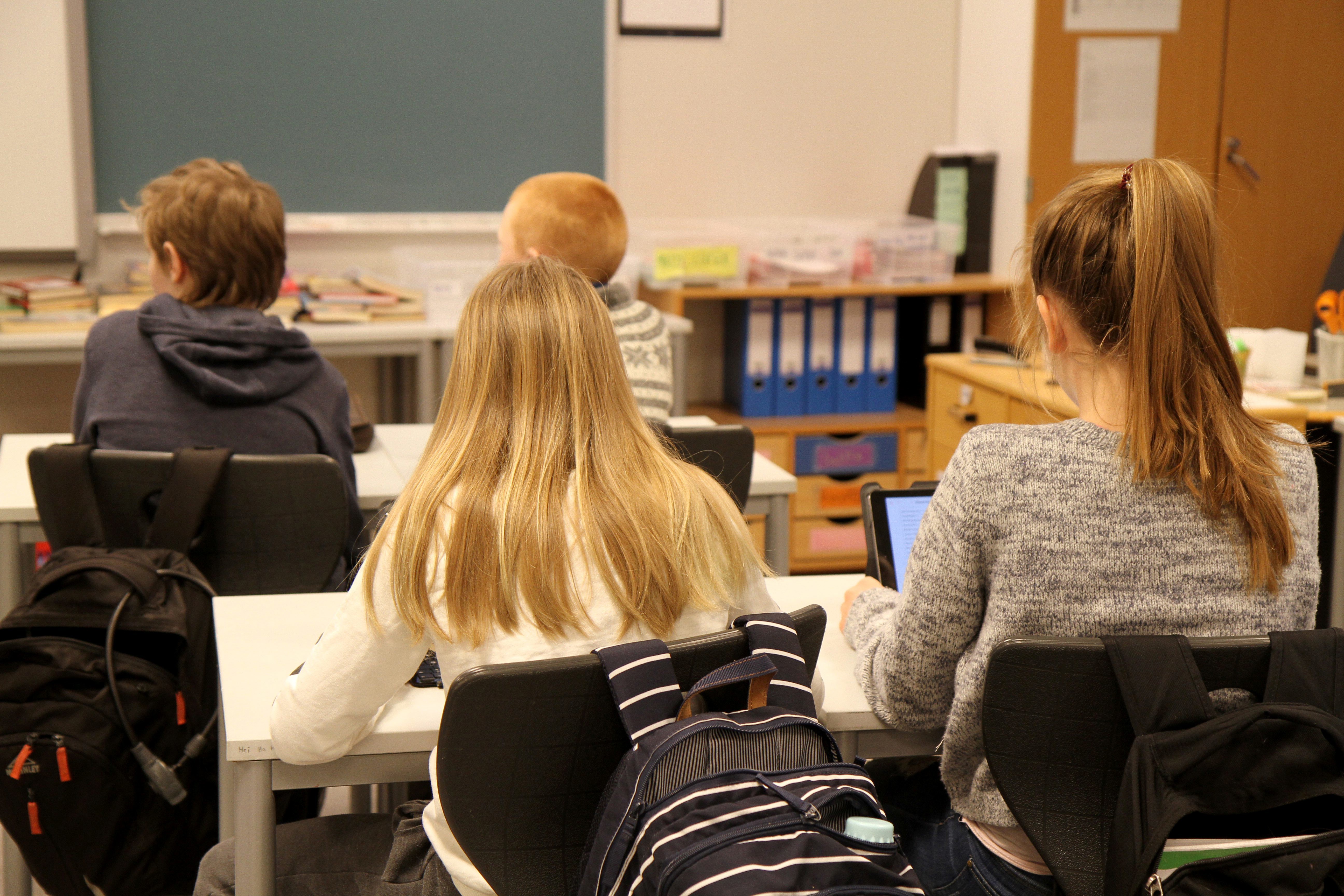 Foto: Heidi Skjebstad Elever med nettbrett i klasserom
