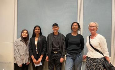 en gruppe mennesker som poserer for et bilde