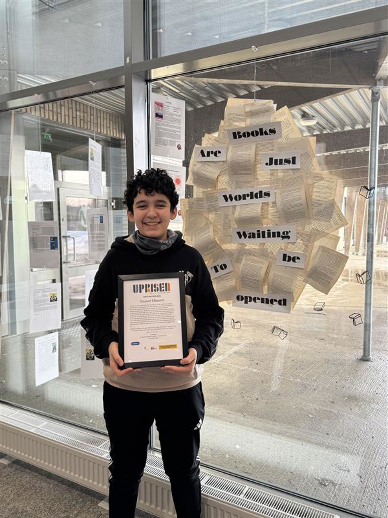 en person som holder et skilt